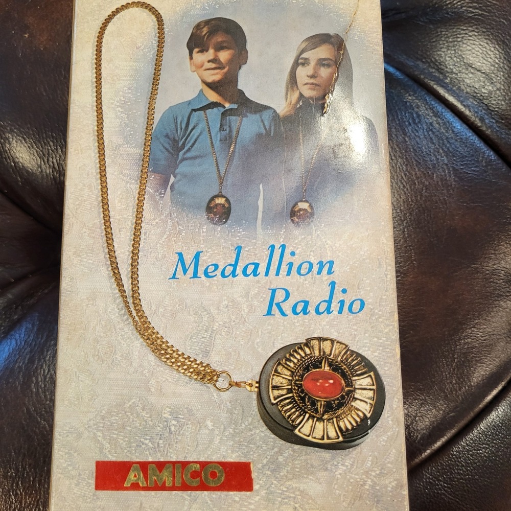 Vintage Amico Medallion Radio 15" Gold Tone Necklace and Original Box Japan
